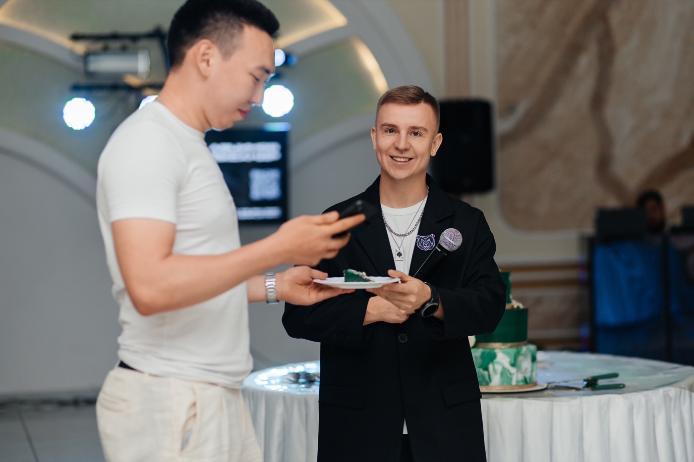 Ведущий и гости
